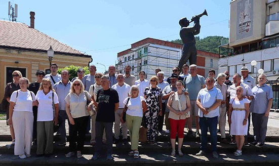 Osnivaci-Udruzenja-seoskih-sirara-Srbije-ispred-Spomenika-trubacu-u-Guci